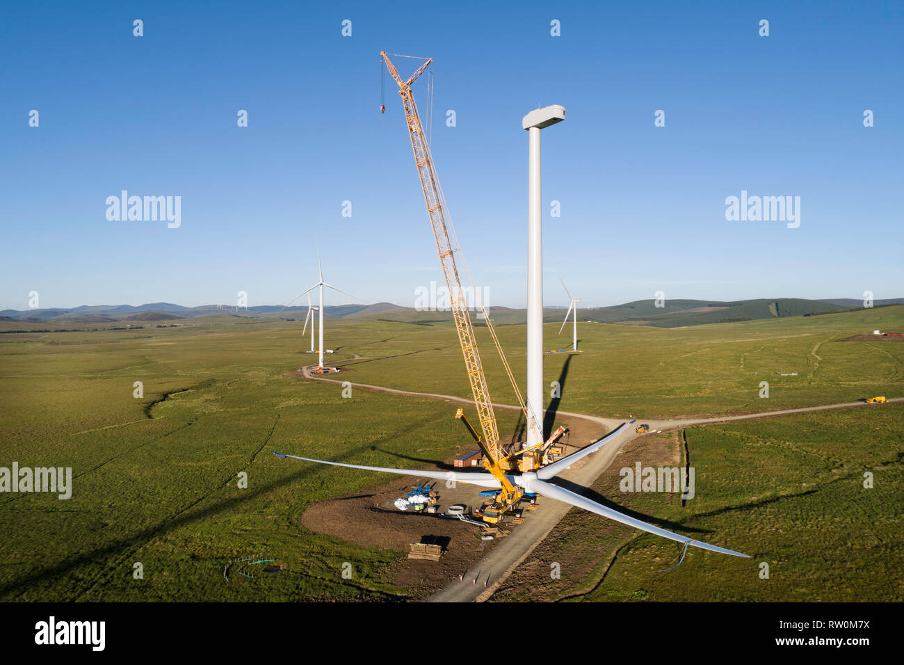 Immagine aerea che mostra la costruzione di turbine a vento utilizzando una gru a Andershaw Wind Farm vicino a Douglas in South Lanarkshire, del sud della Scozia. Foto Stock