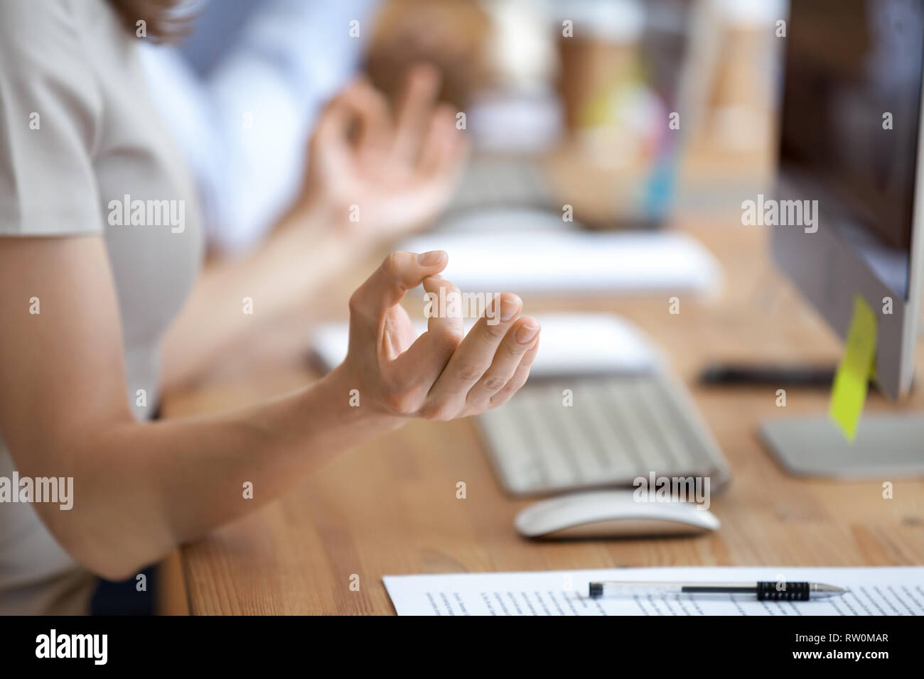 Femmina di fare yoga durante la giornata di lavoro in ufficio Foto Stock
