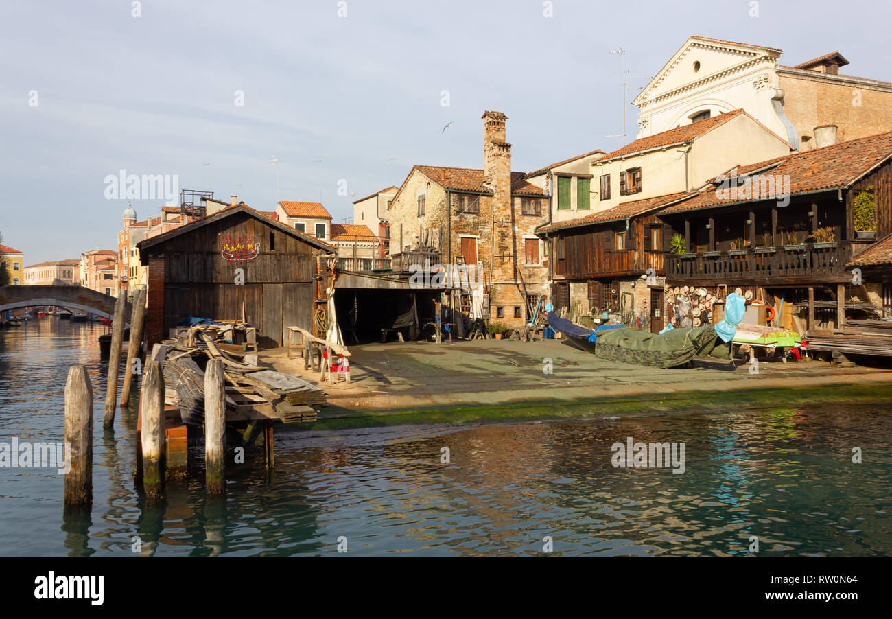 Venezia, Italia - 12 Gennaio 2019: vista dell'esterno del Squero di San Trovaso, storico cantiere dove le gondole sono costruiti e mantenuti, attivo Foto Stock