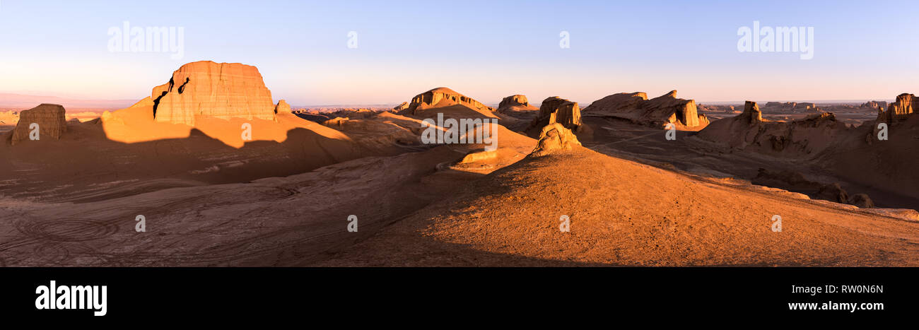 Vista panoramica delle montagne di sabbia nel deserto Kaluts, parte di Dasht-e Lut deserto durante il Sunrise, Iran Foto Stock