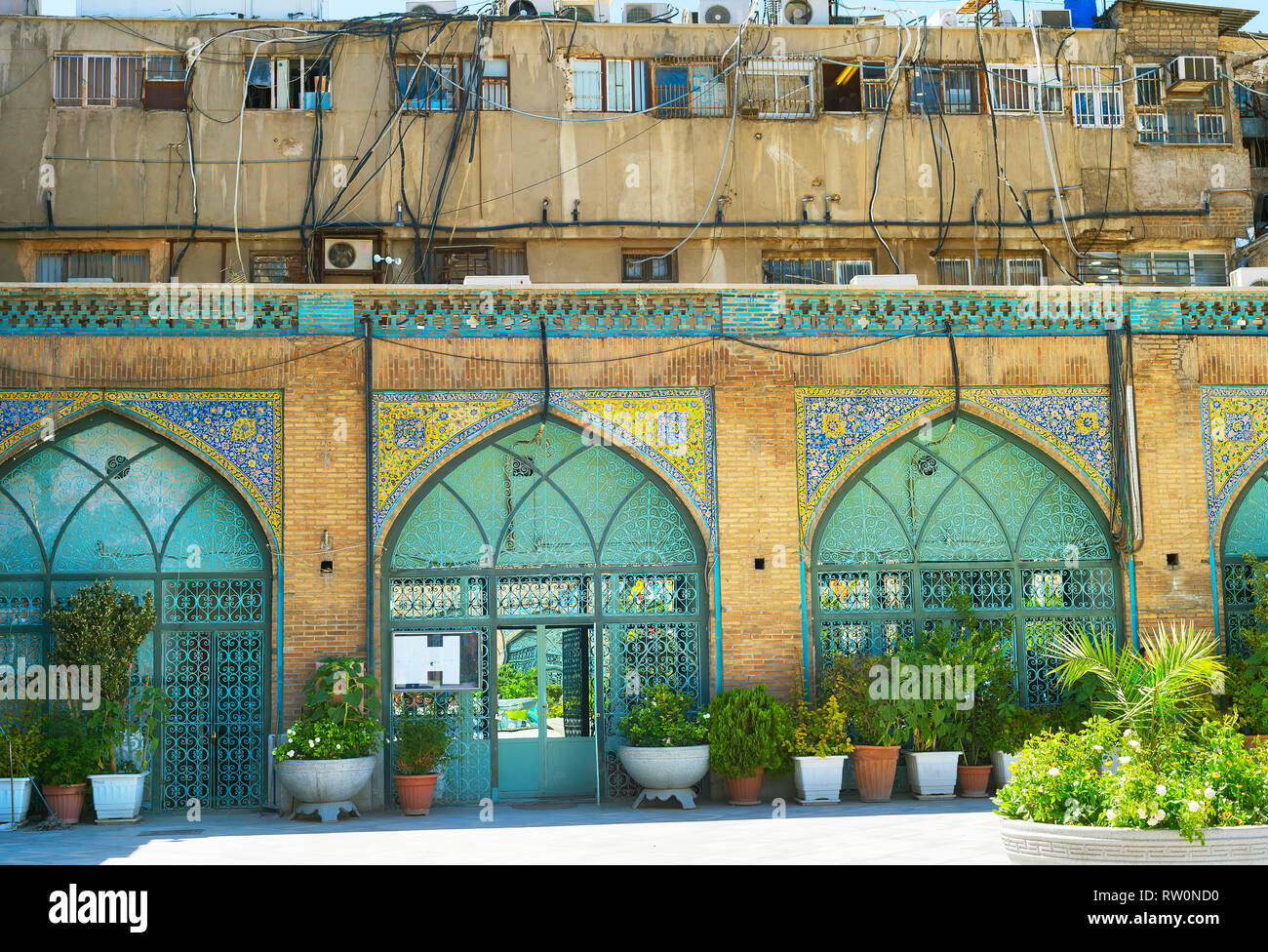 Il contrasto del moderno edificio esterno con condizioni di aria e tradizionale facciata in mosaico, Teheran Grand Bazaar, Iran Foto Stock