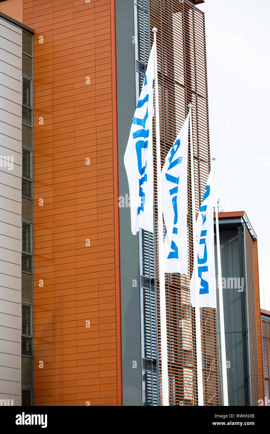 ESPOO, Finlandia - 03 Marzo 2019: bandiere bianche con Nokia nome azienda onda nel vento nel campus di Nokia di Espoo, Finlandia Foto Stock