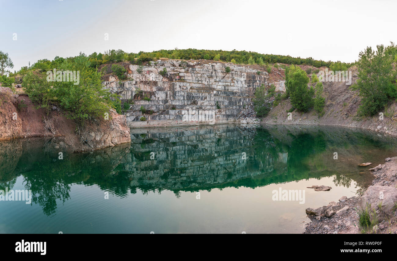 Marmo abbandonata miniera a cielo aperto in Bulgaria con il lago interno Foto Stock