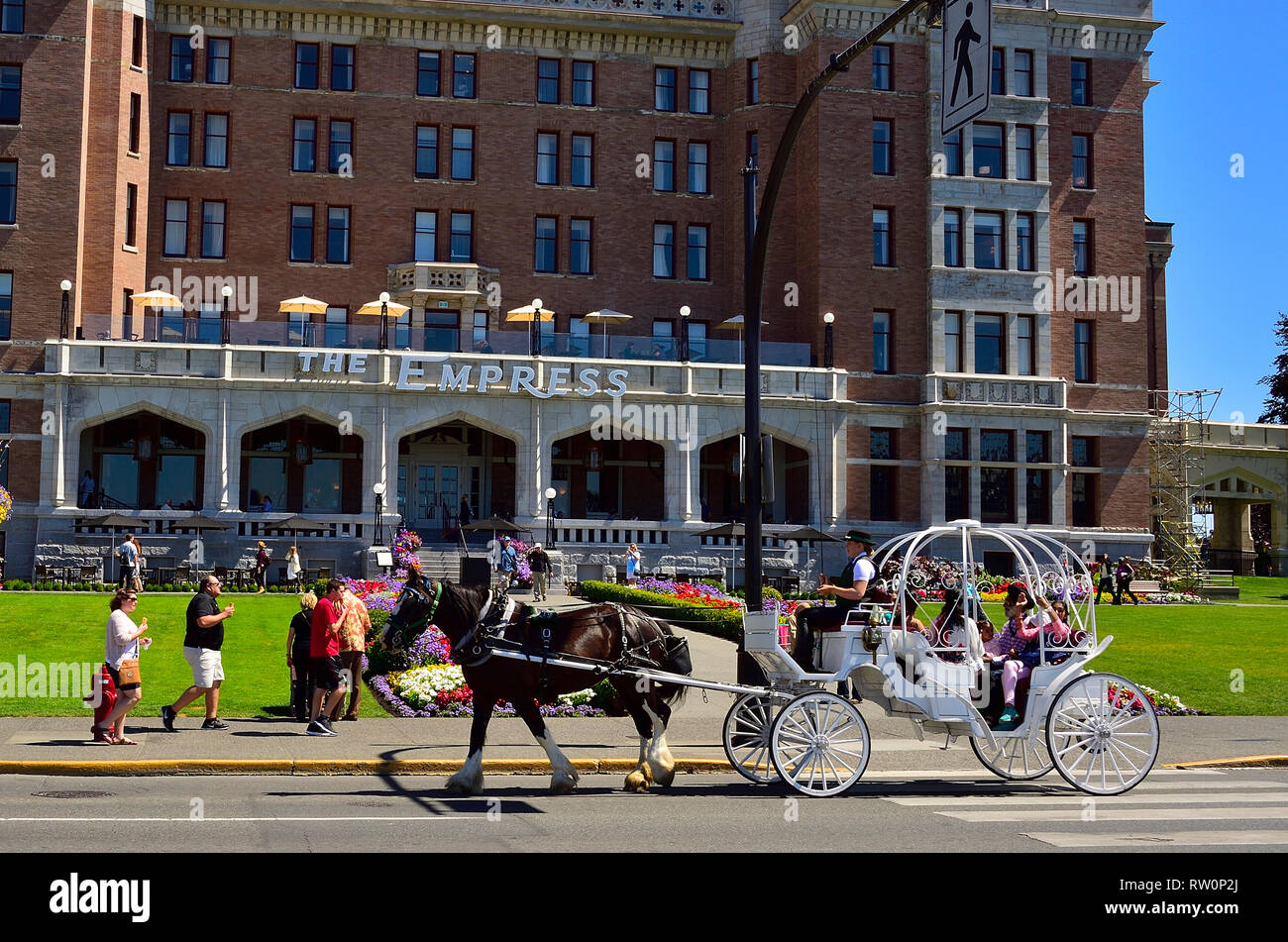 Un classico cavallo e carrozza offre ai passeggeri il Fairmont Empress Hotel in Victoria, British Columbia, Canada. Foto Stock