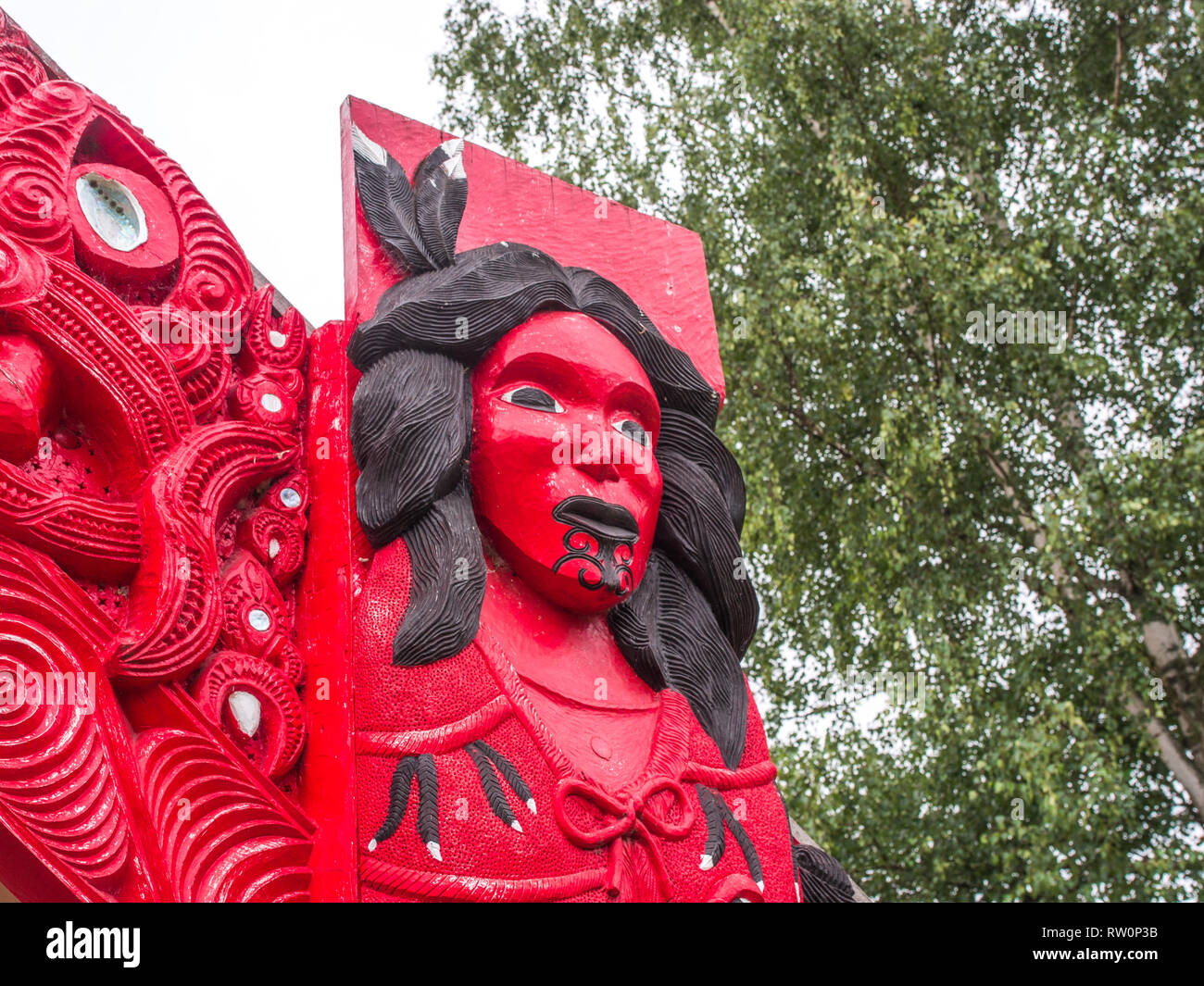 Dettaglio della scultura di donna antenato, su wharenui scolpiti meeting house Hauaroa, Morero marae, Taumarunui, re paese, Nuova Zelanda Foto Stock