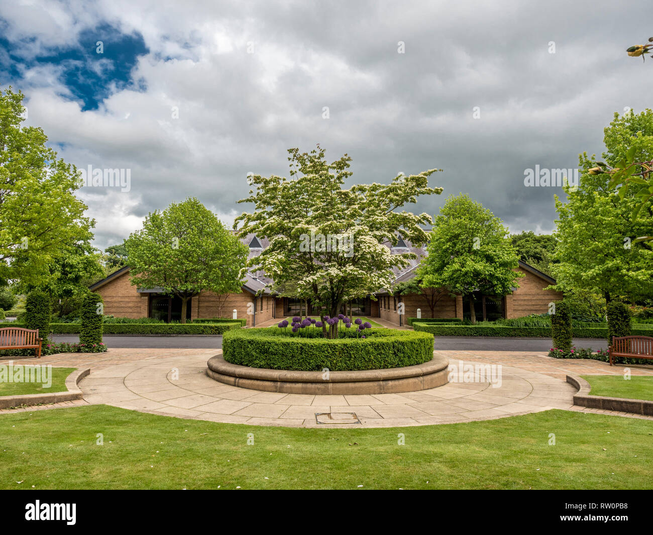 Giardini a Preston Inghilterra Tempio la Chiesa di Gesù Cristo dei Santi degli Ultimi Giorni (LDS Chiesa), chorley, lancashire, Regno Unito. Foto Stock