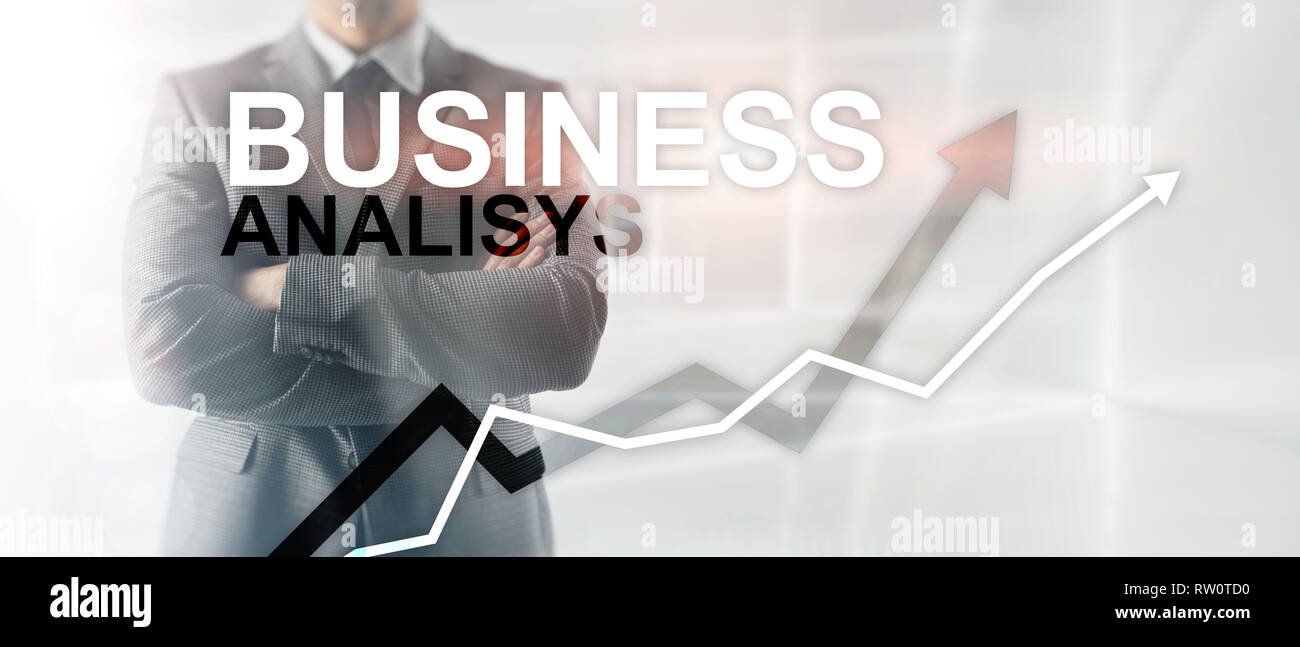 Analisi del business diagrammi e grafici su schermo virtuale. Finanziari e concetto di tecnologia con sfondo sfocato. Foto Stock