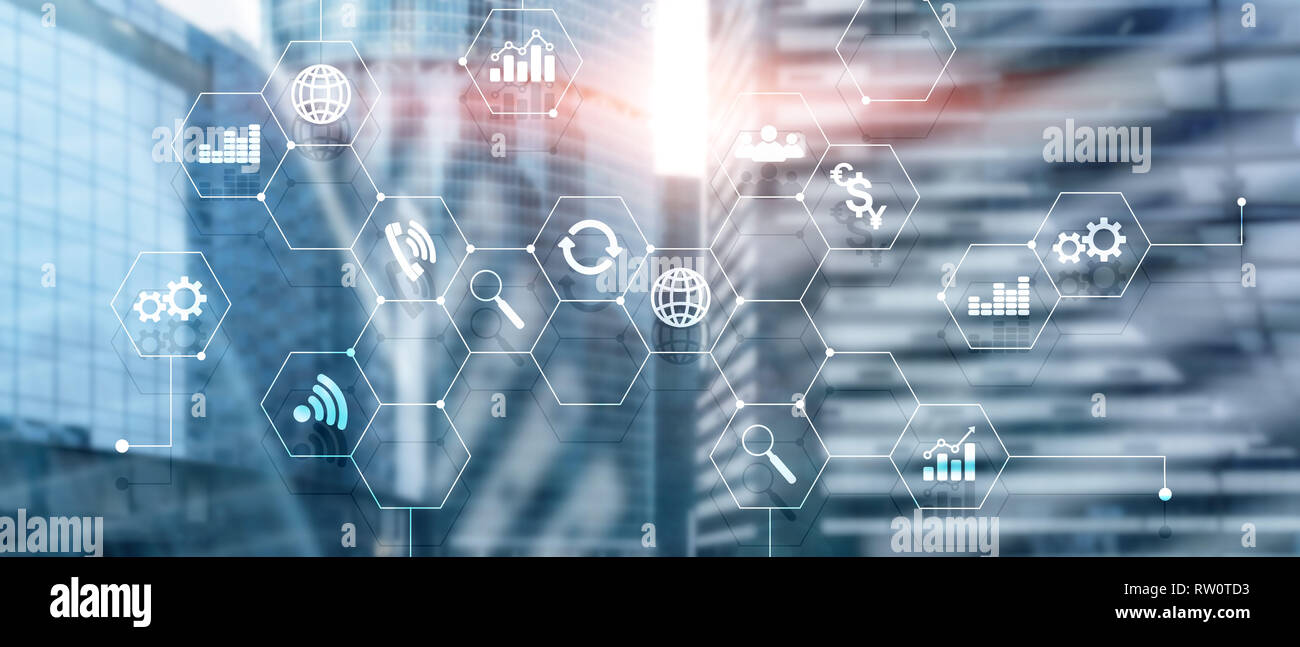 La doppia esposizione dei supporti misti. Gli schemi e le icone sulla schermata di ologramma. La gente di affari e moderna città sullo sfondo. Foto Stock