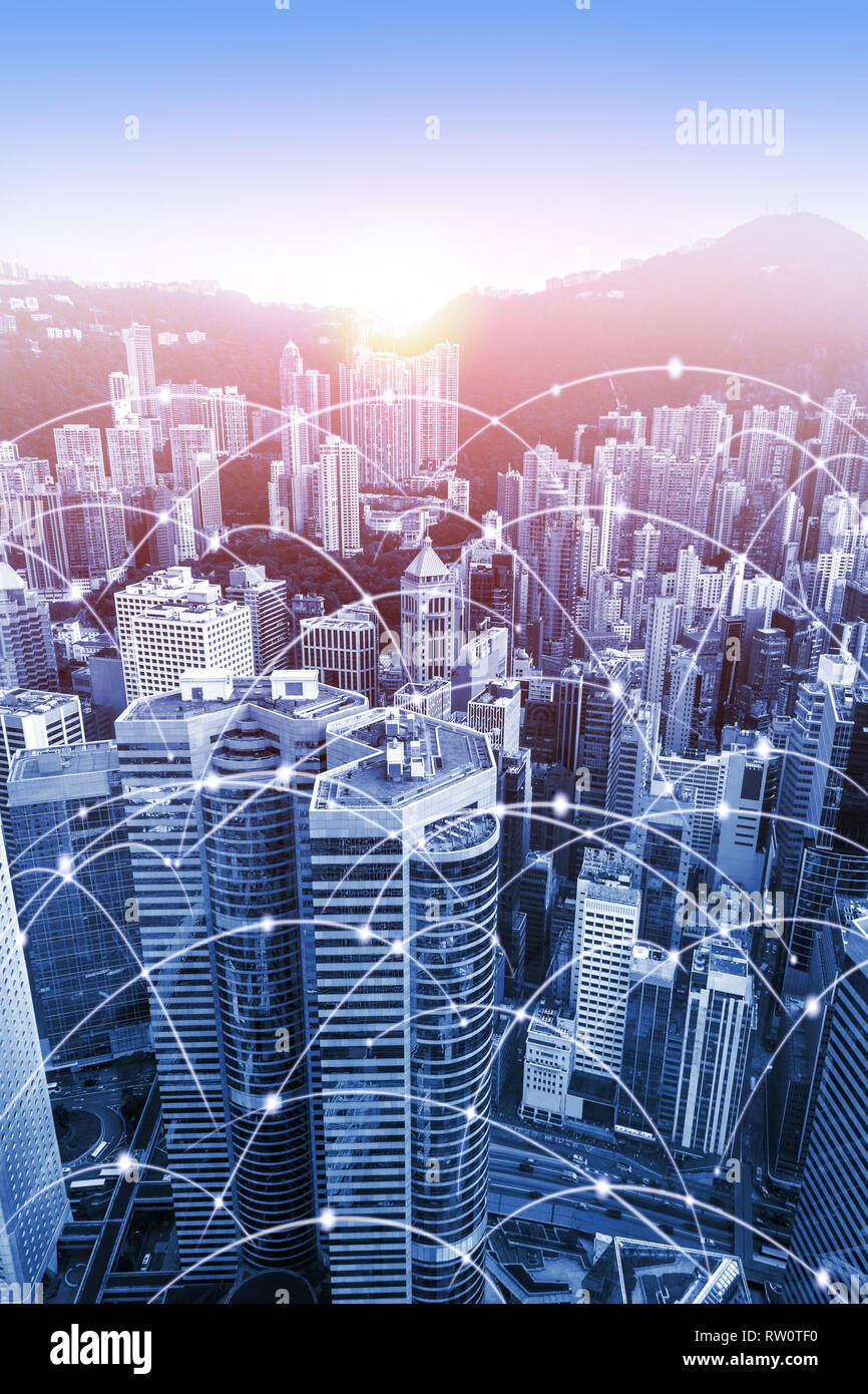 Moderno skyline urbano con dati ad alta velocità a Internet e la rete di comunicazione. Concetto di cyber rete nella grande città con copia spazio. Orientati in verticale Foto Stock