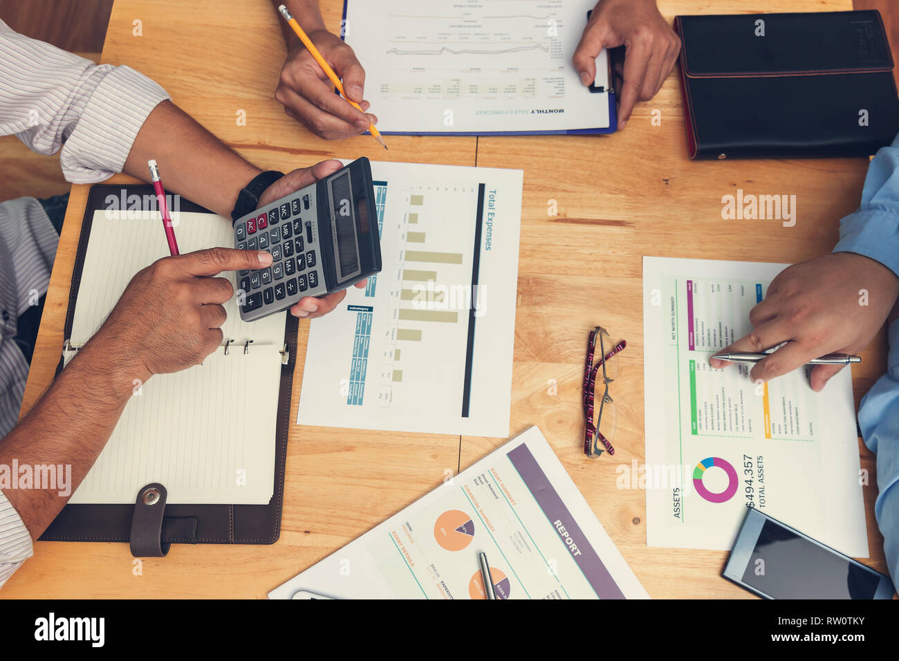 Affari e finanza concetto di office di lavoro,il lavoro di squadra di imprenditore utilizza lo smartphone e discutere di investimenti business plan in ufficio Foto Stock