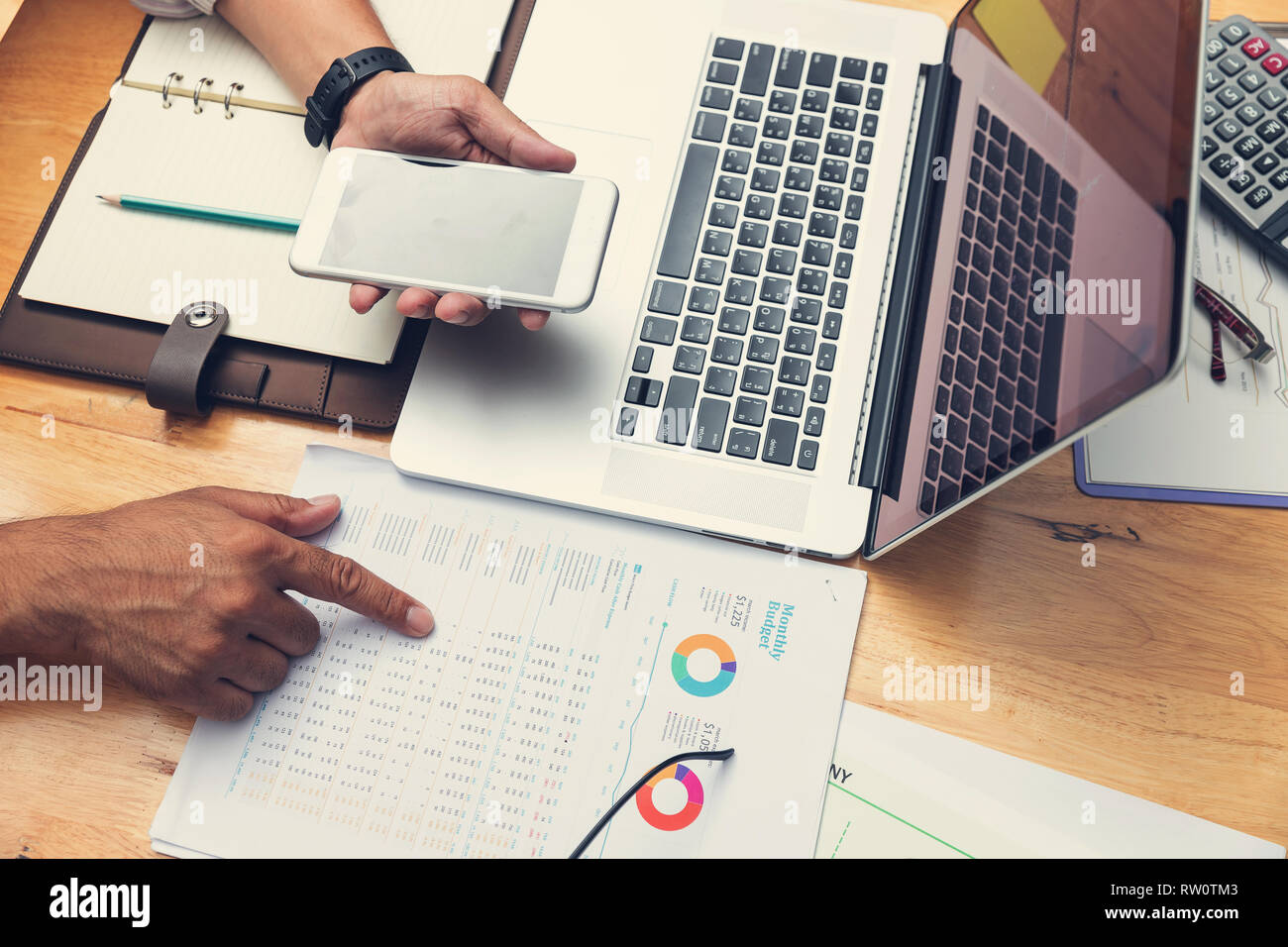 Affari e finanza concetto di ufficio a lavorare, imprenditore utilizza lo smartphone e discutere di investimenti business plan in ufficio Foto Stock