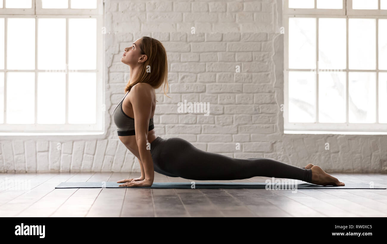 Donna pratica lo yoga, Cane con la testa in su, Urdhva mukha shvanasana Foto Stock