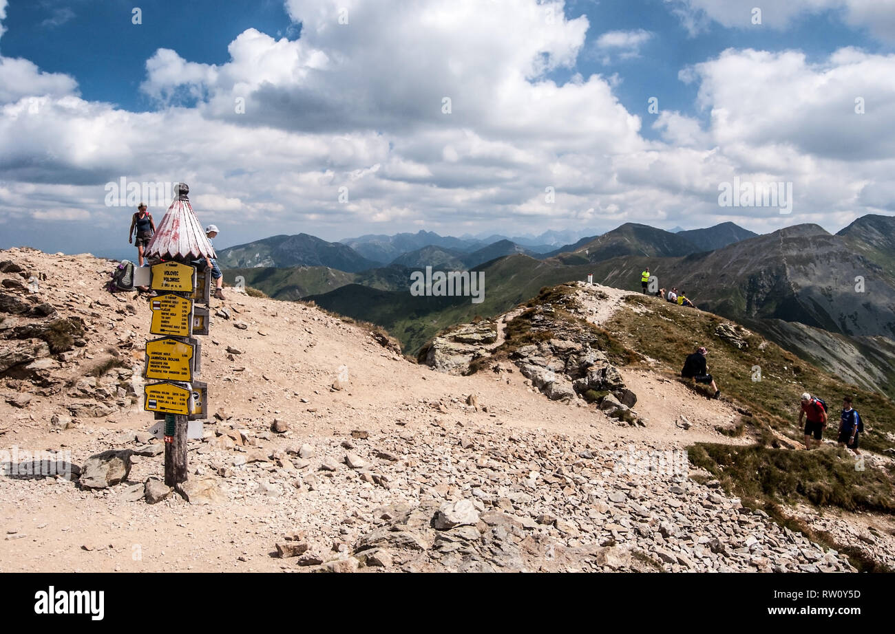 Bella giornata estiva su Volovec picco di montagna di Zapadne Tatry montagne su slovacco-frontiere polacche con signpost, alcuni escursionisti, scenario del Monte Tatra Foto Stock