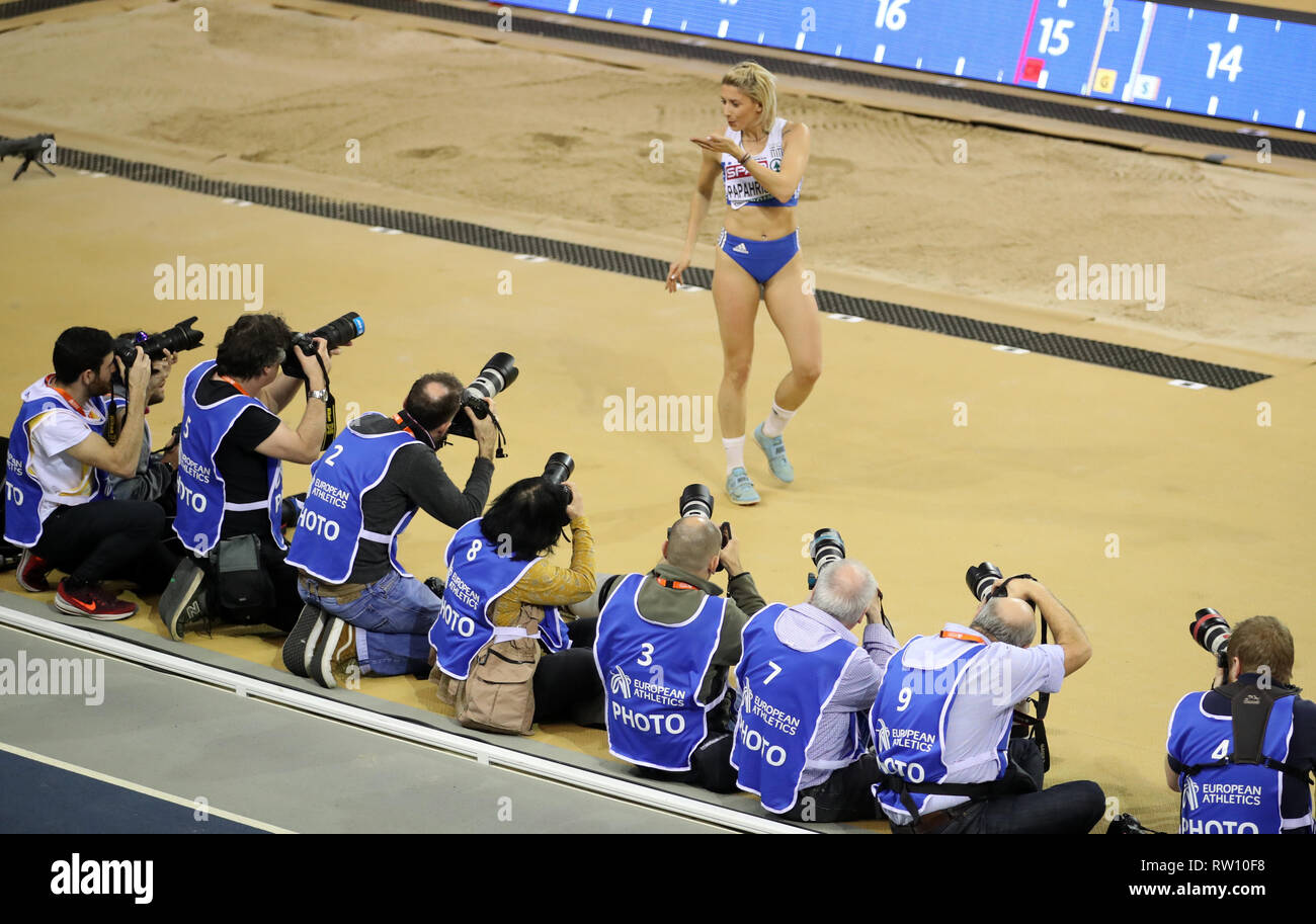 La Grecia Paraskevi Papahristou soffia un bacio verso la foto dopo il suo ultimo salto nelle Donne Salto triplo durante il giorno tre Europei Indoor di Atletica a Emirates Arena, Glasgow. Foto Stock