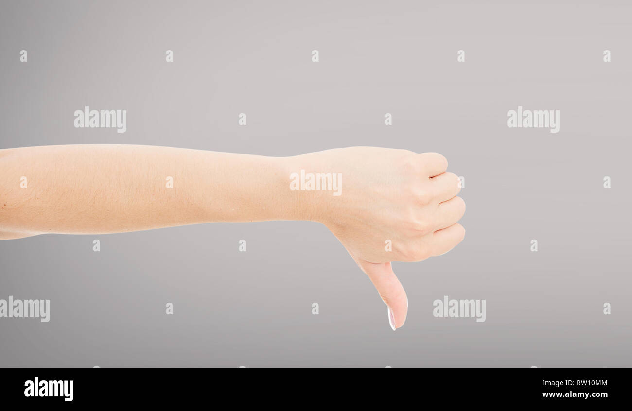La mano che mostra il pollice verso il basso, antipatia, bad, disapprovazione, ruotando verso il basso thumbdown, non conforme non ok, respingere negativa verso il basso con il pollice mano gesto donna il pollice verso il basso Foto Stock