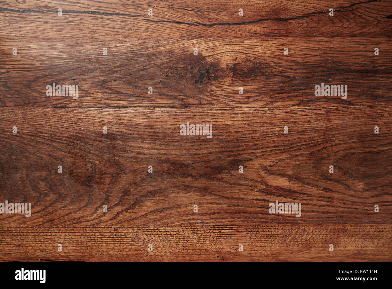Legno scuro dello sfondo rustico. Un tavolo di legno. Foto Stock