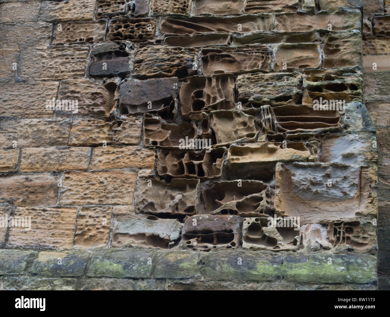 Pietra arenaria stagionato su un antico edificio che mostra come il tempo e il clima possono portare via la pietra nel tempo Foto Stock