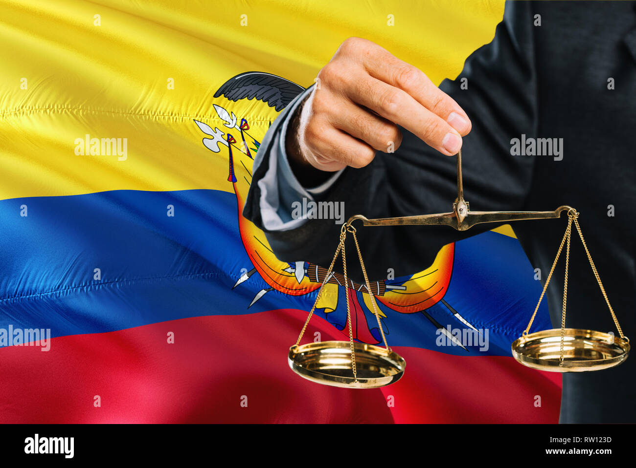 Ecuadorean giudice è azienda golden scale di giustizia con Ecuador sventola bandiera dello sfondo. Tema di uguaglianza e di concetto giuridico. Foto Stock