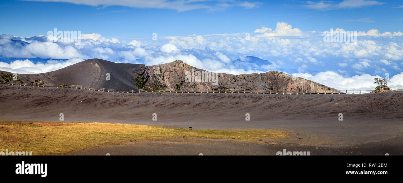 Campo di cenere e il sentiero escursionistico sulla sommità del vulcano di Irazu in Costa Rica Foto Stock