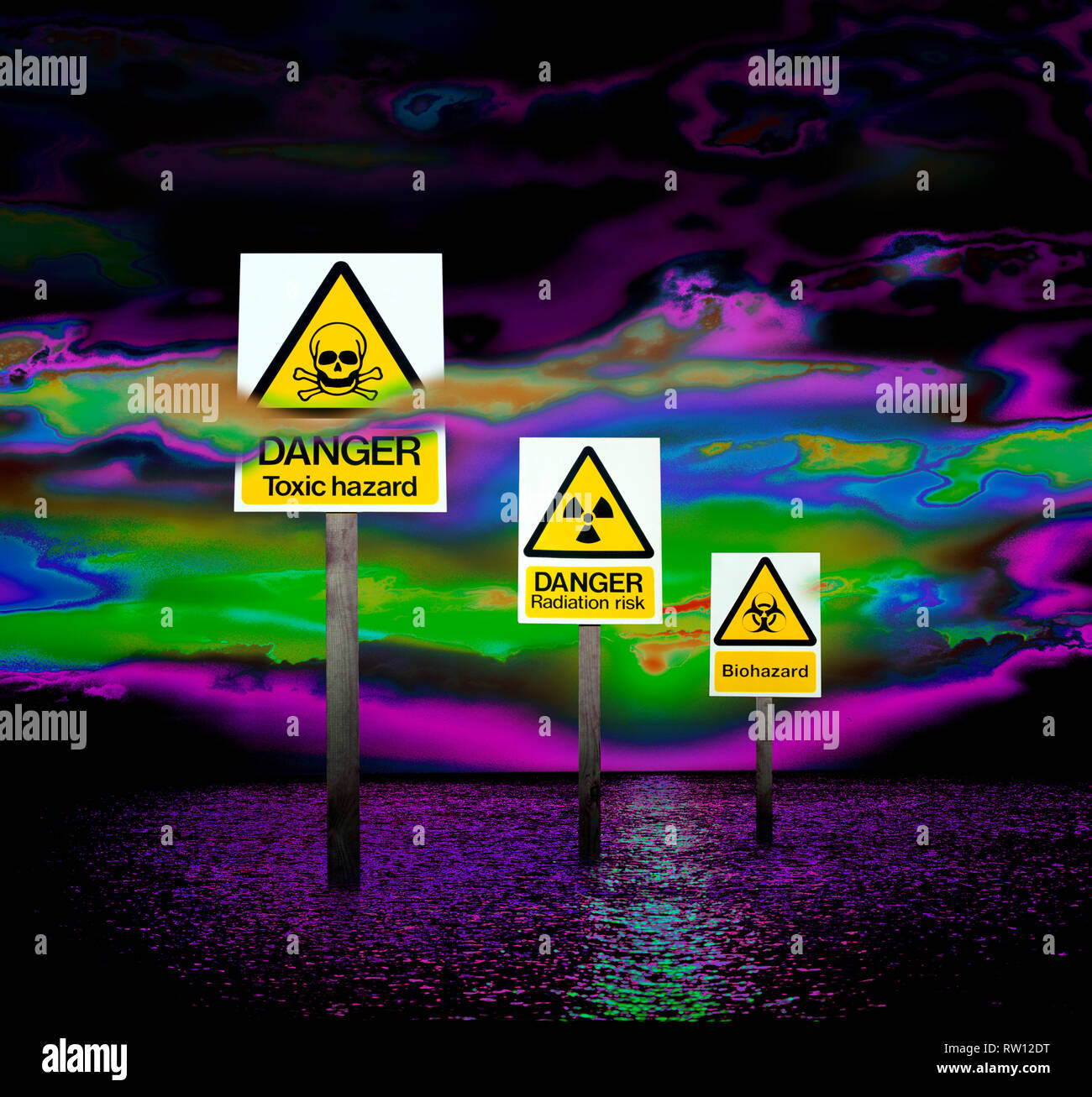 Cartelli di pericolo avverte del pericolo in un digital dystopia di aria inquinata, di acqua e di olio di vorticazione nere dove una volta erano le nuvole... Foto Stock