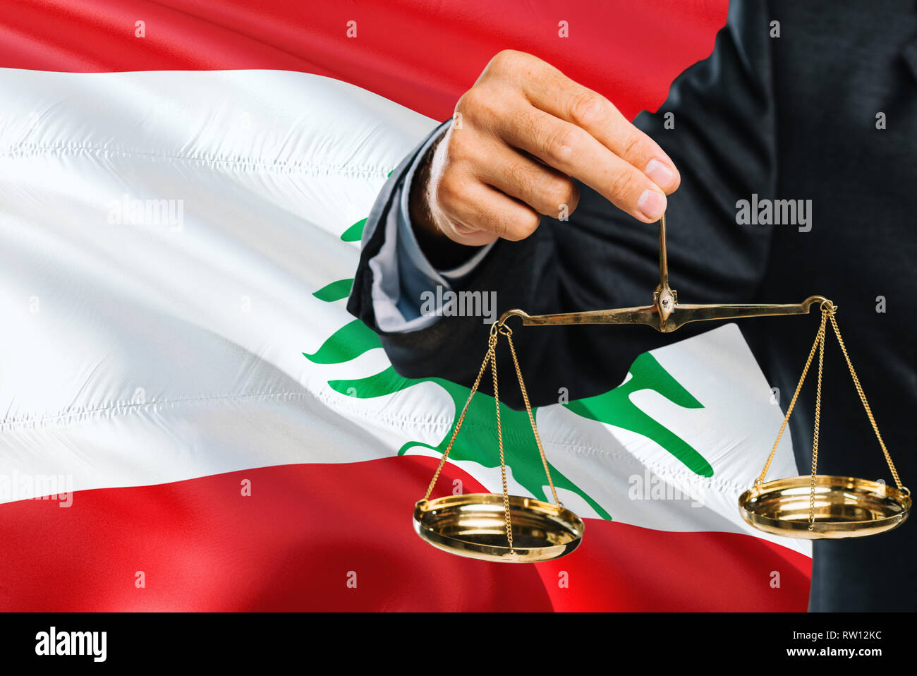 Il giudice libanese è in possesso di golden scale di giustizia con il Libano sventola bandiera dello sfondo. Tema di uguaglianza e di concetto giuridico. Foto Stock