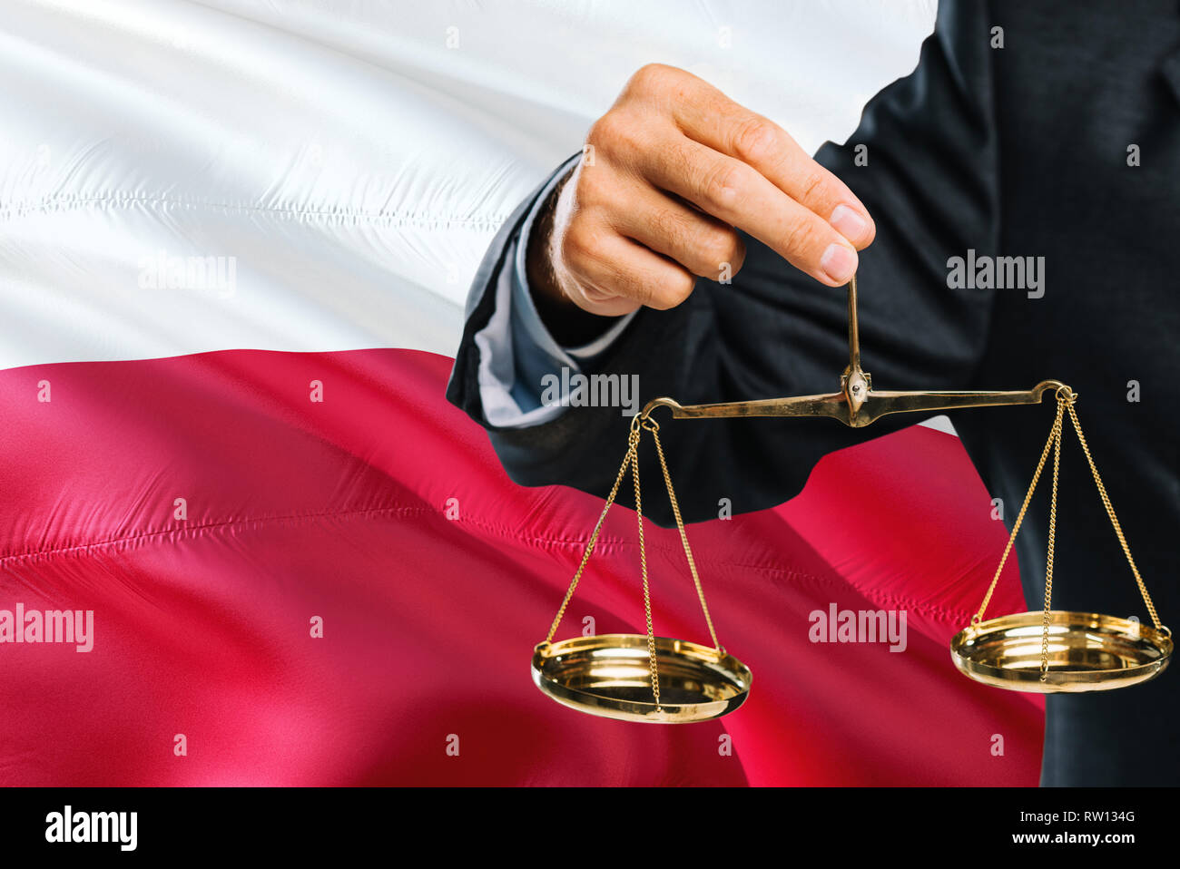 Giudice polacco è in possesso di golden bilancia della giustizia con la Polonia sventola bandiera dello sfondo. Tema di uguaglianza e di concetto giuridico. Foto Stock