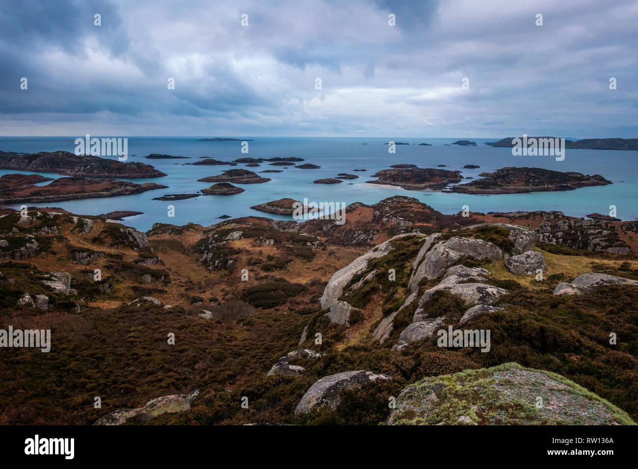 Vista dell'arcipelago nel blu ora del mattino dal vertice dell'isola di Erraid nella parte interna delle Ebridi isole della Scozia Foto Stock