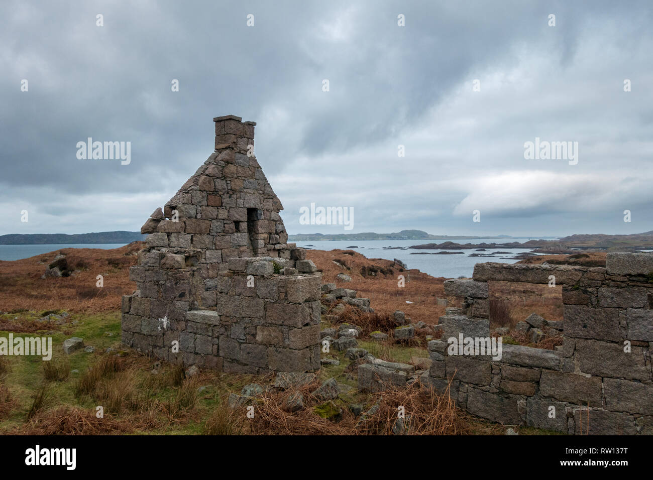 Rovinato cottage su Erraid isola in inverno, Mull, Scozia Foto Stock