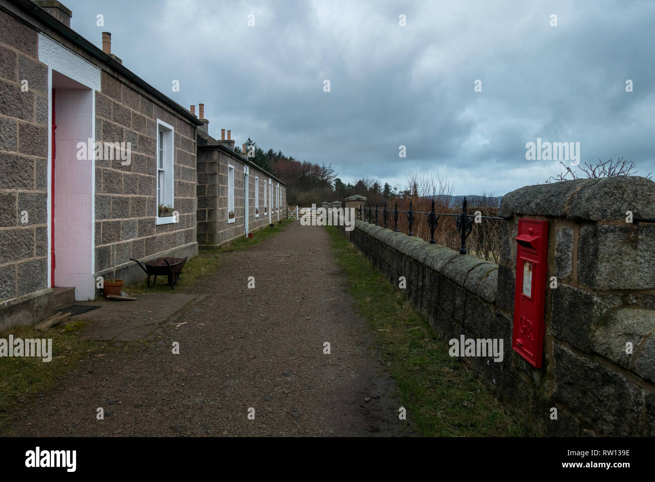 La linea di case sulla isola Erraid con telecomando Royal Mail red post box. Erraid, fino al 1967, è stata la base di shore per la Dubh Artach e Skerryvore faro r Foto Stock