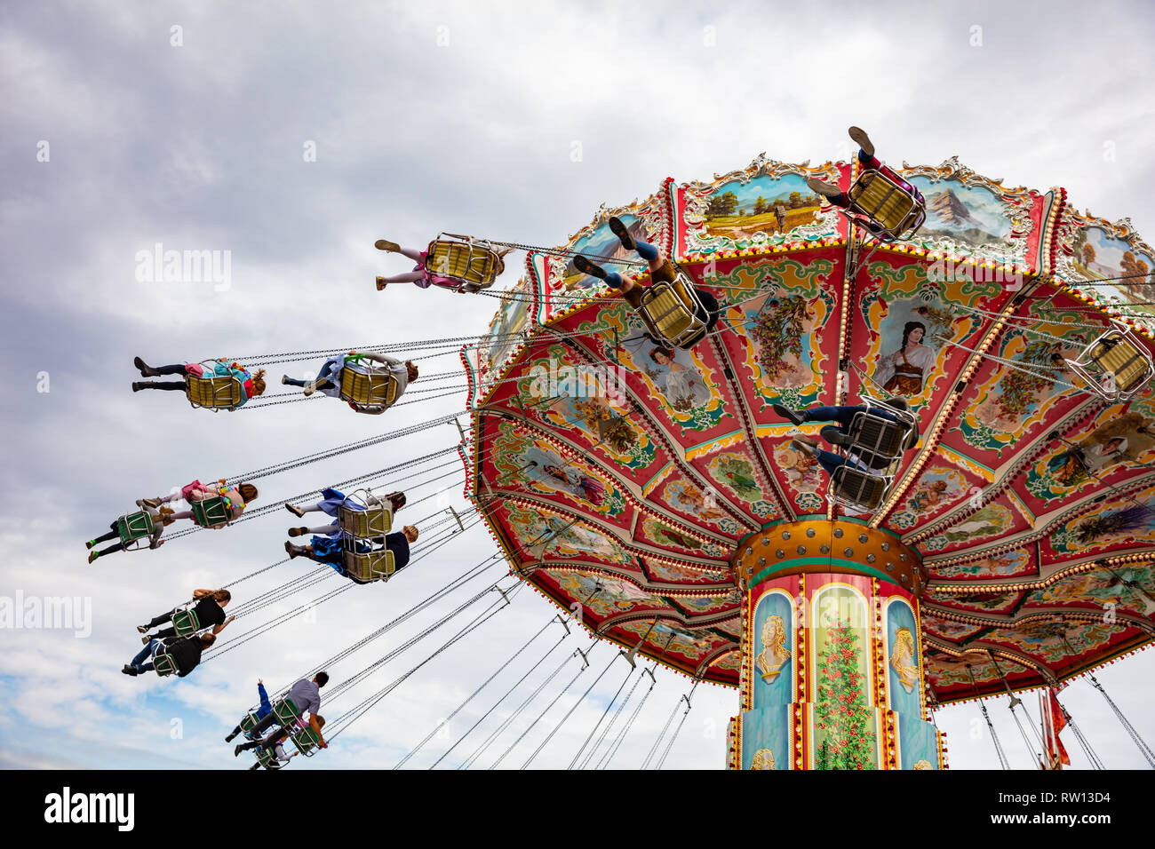 Il 7 ottobre 2018. Monaco di Baviera, Germania, Oktoberfest, giostra su sfondo con cielo nuvoloso Foto Stock