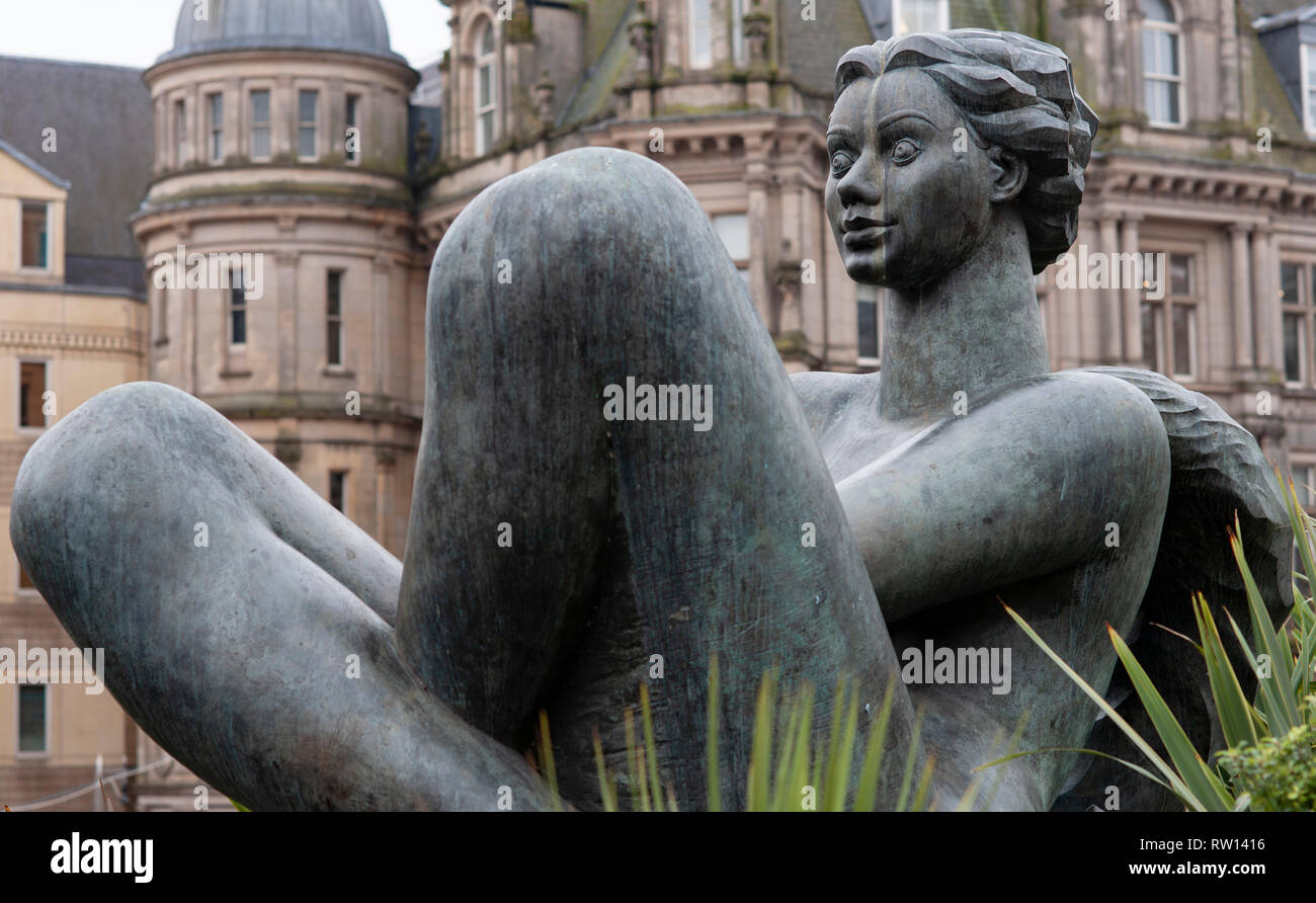 Vista di Victoria Square, Birmingham. Elementi di arte pubblica chiamato il fiume progettato da Dhruva Mistry Foto Stock