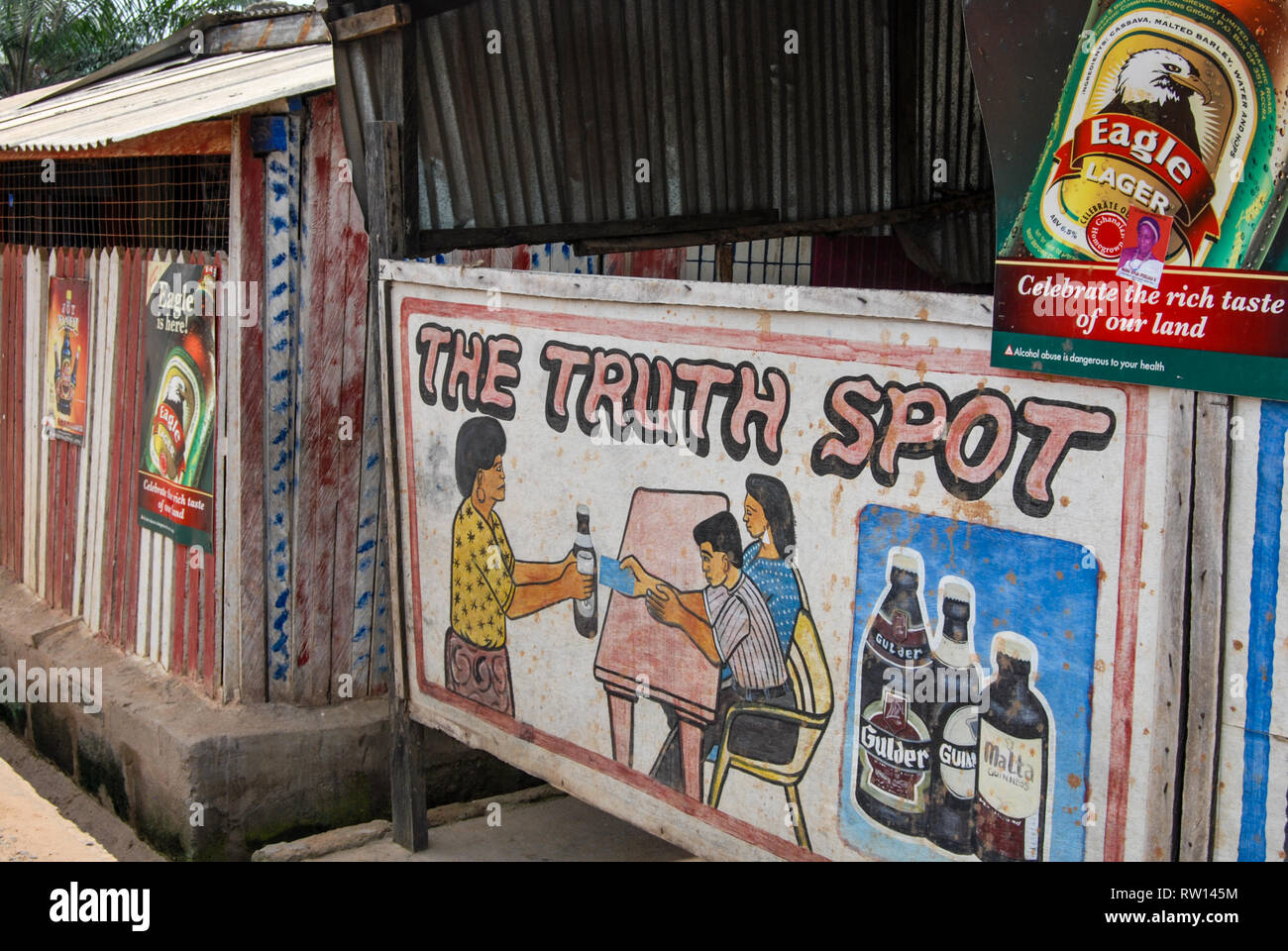 Una foto di strada della facciata e pubblicità segno di un locale pub o bar chiamato la verità spot in Ghana, la città di Elmina, Africa occidentale Foto Stock