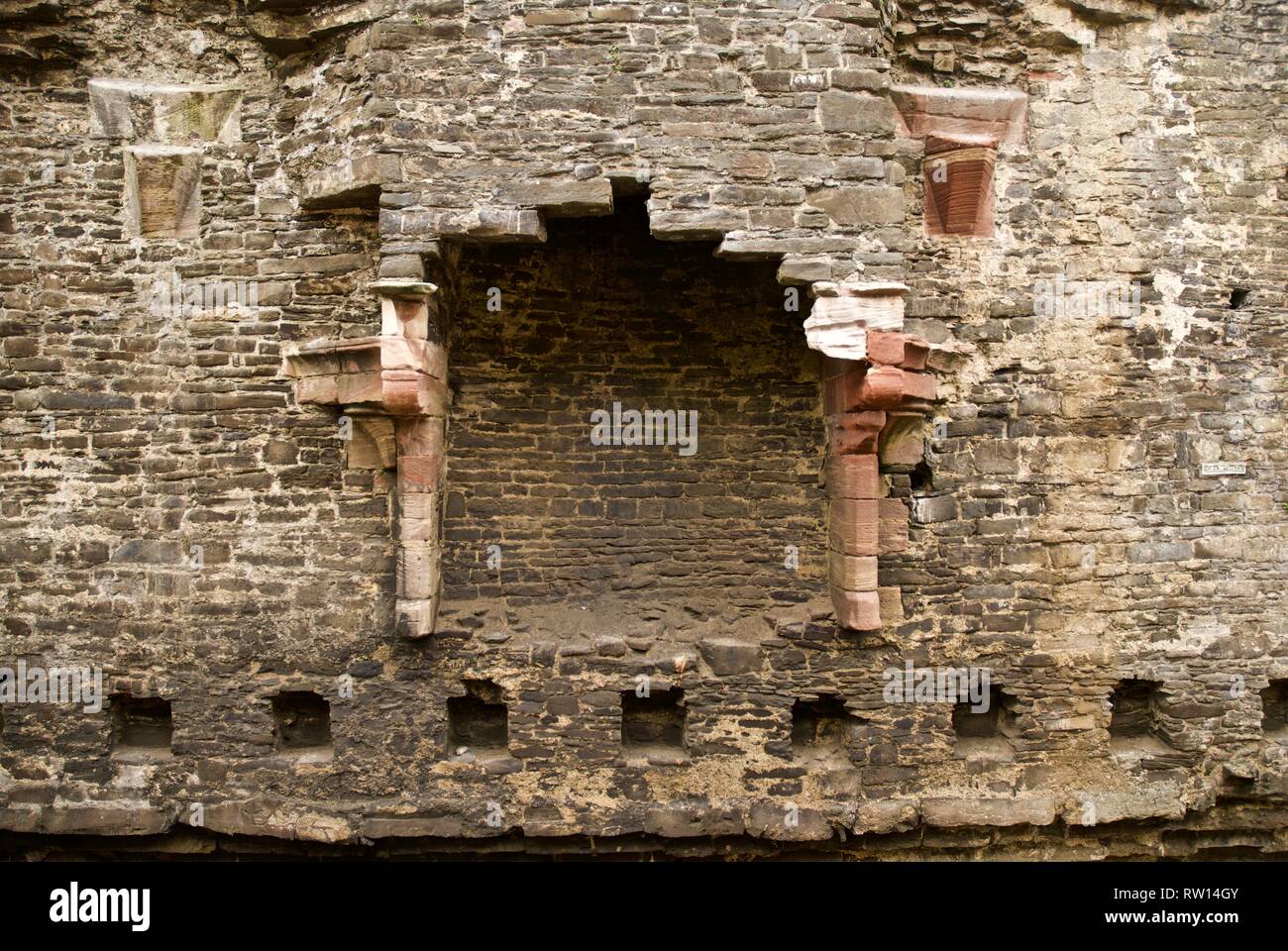 Lo studio interno di grande caminetto con fori di fascio, Conwy Castle Conwy, Galles del Nord, Regno Unito Foto Stock