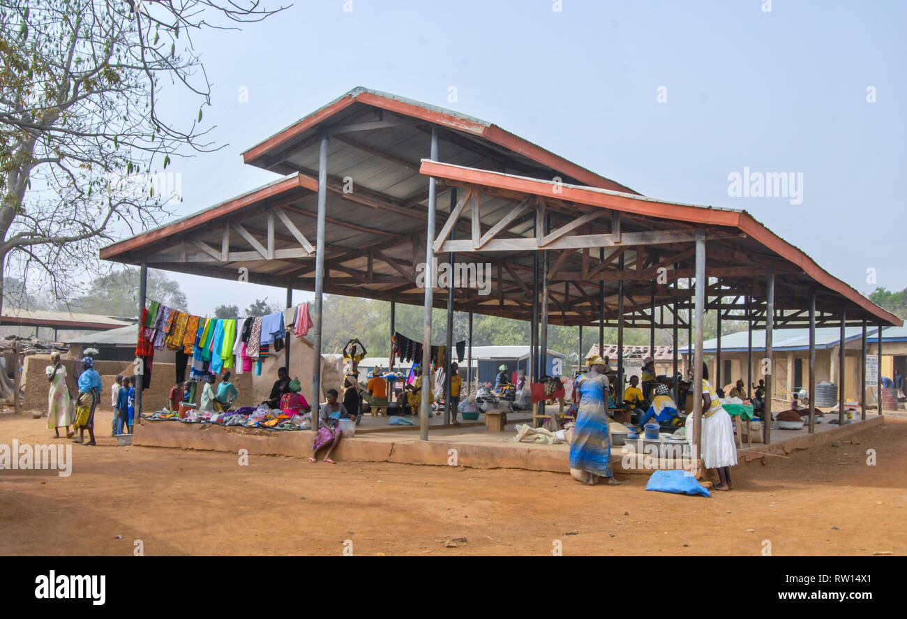 Una foto di una fresca locale edificio del mercato in Kongo villaggio rurale, Ghana. I fornitori di vendita e di indossare tessuti locali può essere visto. Foto Stock