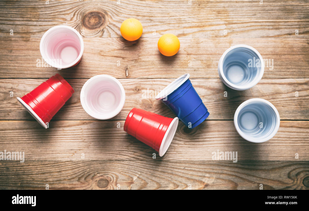 La Birra Pong College Party Game Rosso In Plastica Di Colore Blu E Coppe E Palline Da Ping Pong Su Sfondo Di Legno Vista Dall Alto Foto Stock Alamy