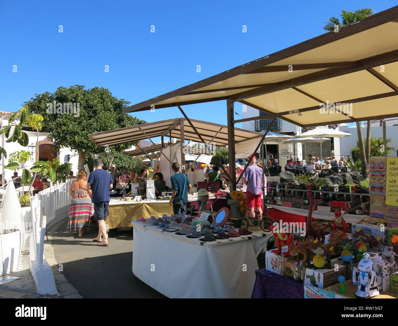 La folla di turisti che affollano il mercoledì e il sabato mattina il coloratissimo mercato di strada al Rubicon Marina, Playa Blanca, Lanzarote; Febbraio 2019 Foto Stock