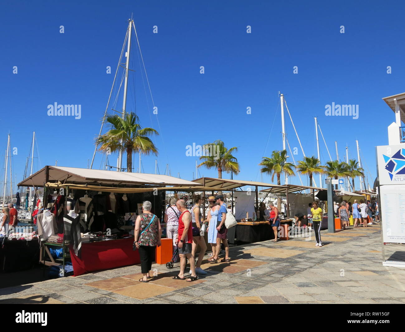 La folla di turisti che affollano il mercoledì e il sabato mattina il coloratissimo mercato di strada al Rubicon Marina, Playa Blanca, Lanzarote; Febbraio 2019 Foto Stock