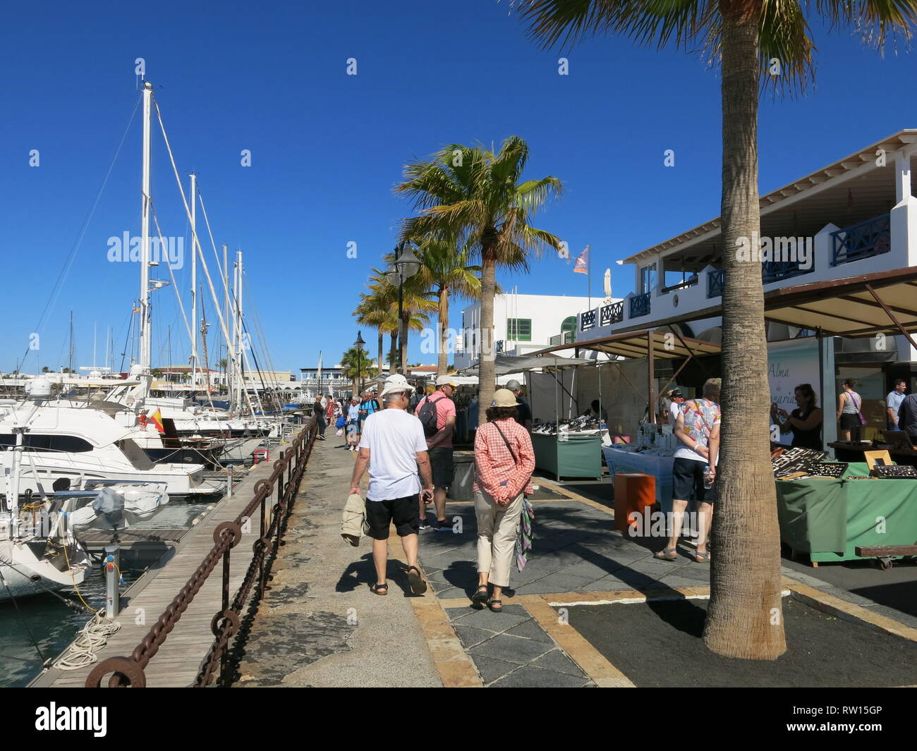 La folla di turisti che affollano il mercoledì e il sabato mattina il coloratissimo mercato di strada al Rubicon Marina, Playa Blanca, Lanzarote; Febbraio 2019 Foto Stock