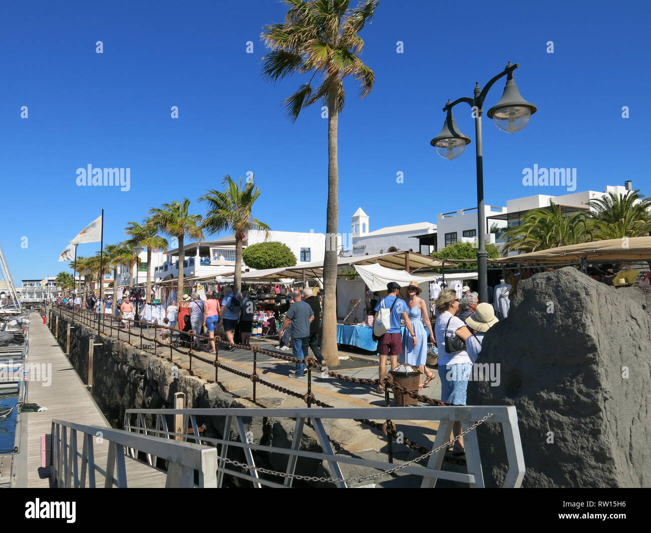 La folla di turisti che affollano il mercoledì e il sabato mattina il coloratissimo mercato di strada al Rubicon Marina, Playa Blanca, Lanzarote; Febbraio 2019 Foto Stock