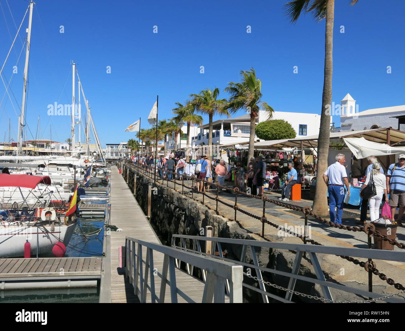 La folla di turisti che affollano il mercoledì e il sabato mattina il coloratissimo mercato di strada al Rubicon Marina, Playa Blanca, Lanzarote; Febbraio 2019 Foto Stock
