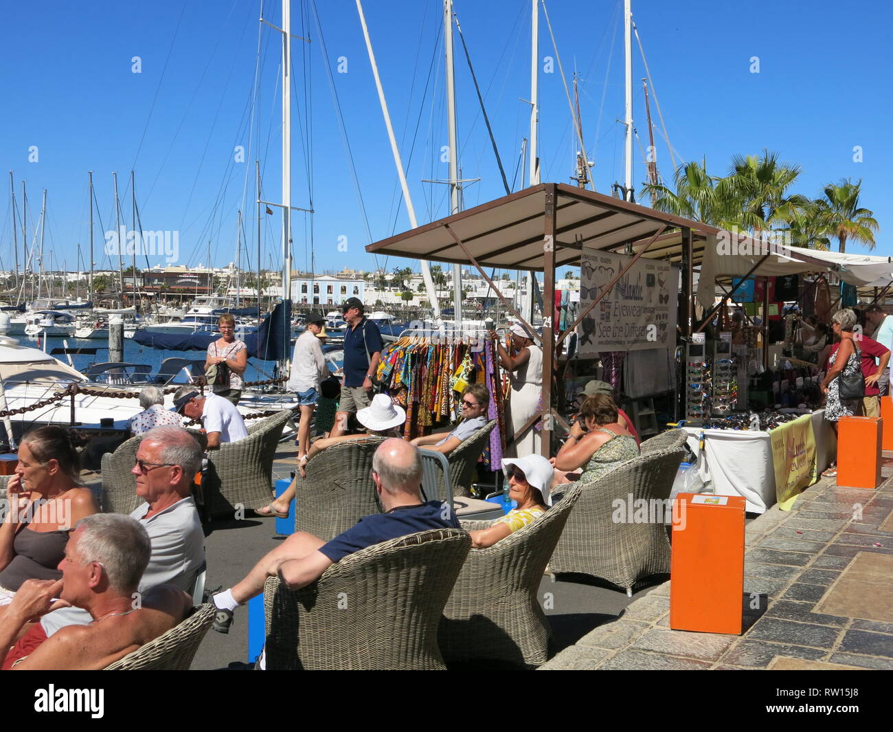 La folla di turisti che affollano il mercoledì e il sabato mattina il coloratissimo mercato di strada al Rubicon Marina, Playa Blanca, Lanzarote; Febbraio 2019 Foto Stock