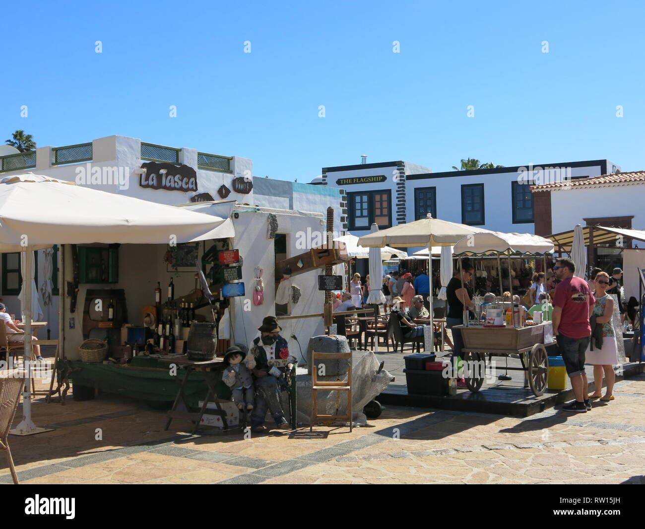La folla di turisti che affollano il mercoledì e il sabato mattina il coloratissimo mercato di strada al Rubicon Marina, Playa Blanca, Lanzarote; Febbraio 2019 Foto Stock