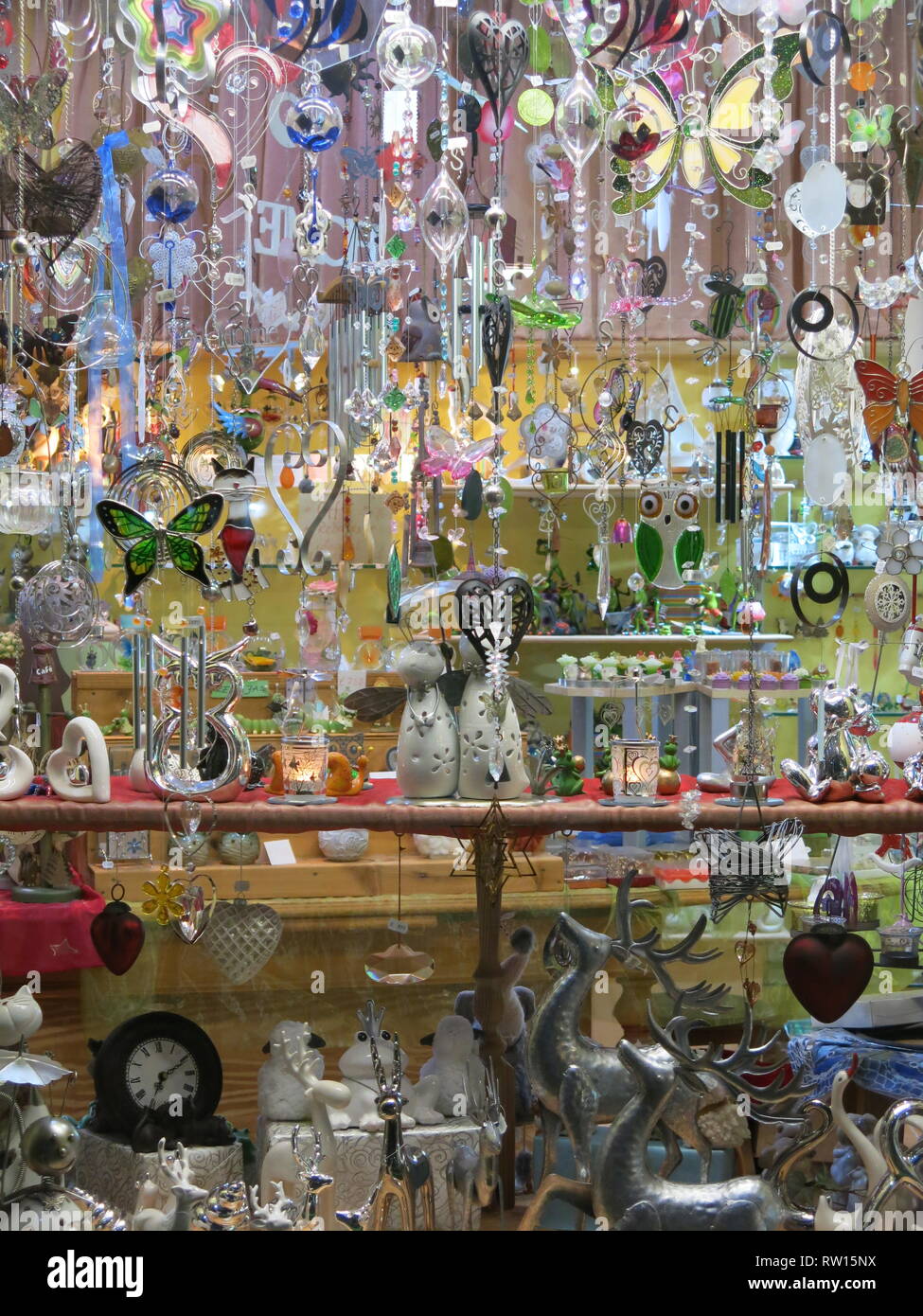 Vetrina di un negozio tipico per i turisti a Lanzarote con schermi di pretty ornamenti, angeli di vetro, windchimes, Cellulari & Farfalle; Foto Stock