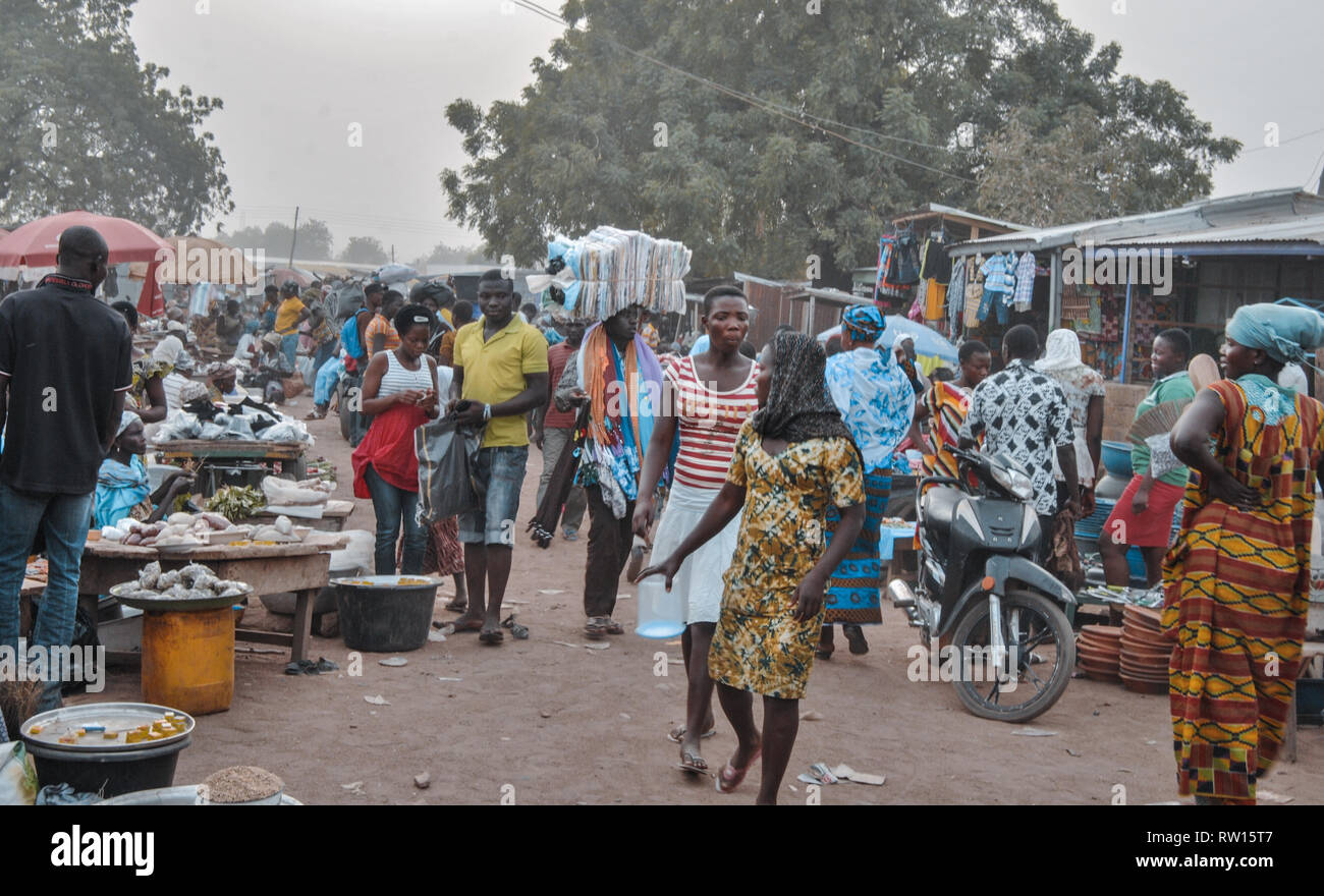 Una foto di un affollato mercato agricolo in Bolgatanga (Bolga), Ghana. Persone che indossano abiti tradizionali e fornitori può essere visto. Foto Stock