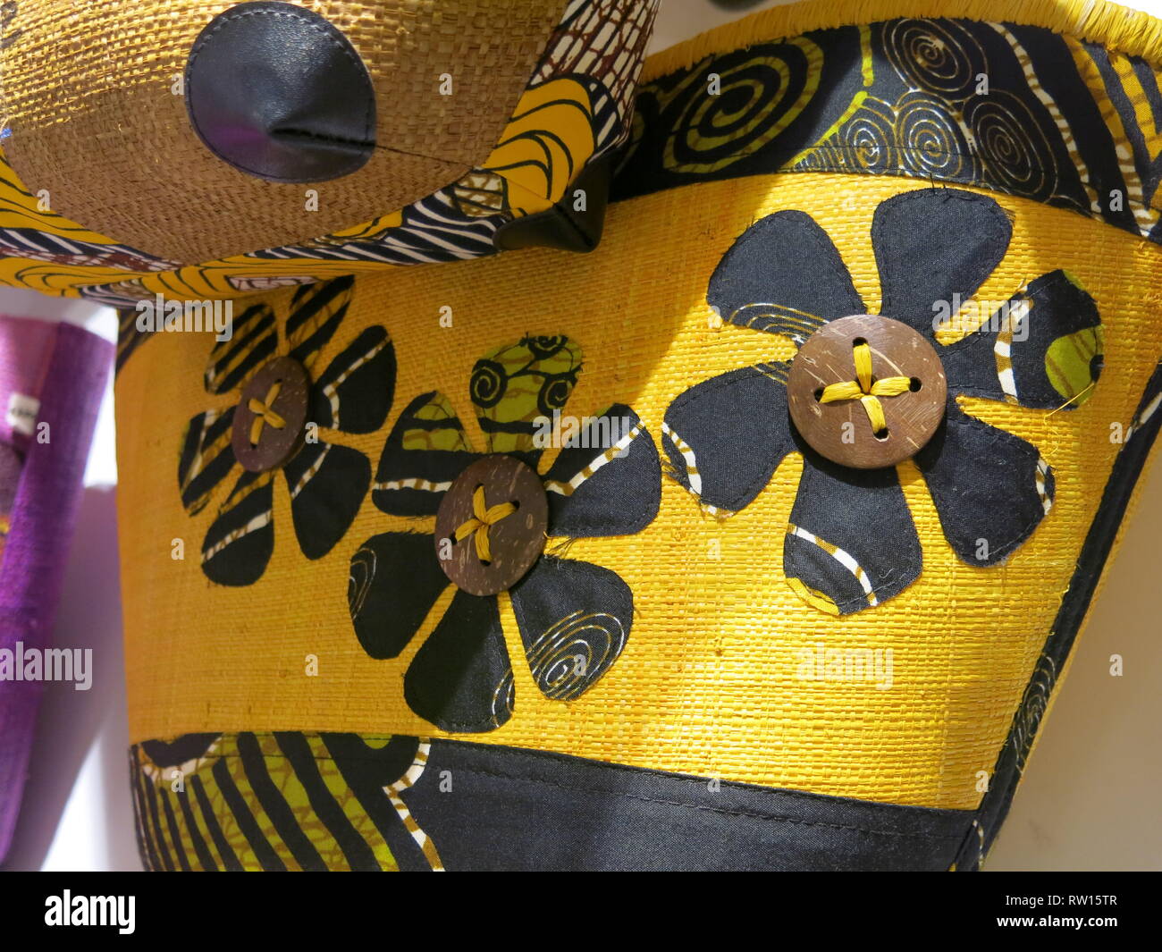 Tessuti tradizionali cesti per lo shopping sono uno dei souvenir a far tornare dalle vacanze a Lanzarote; questo è giallo e nero fiori a margherita. Foto Stock