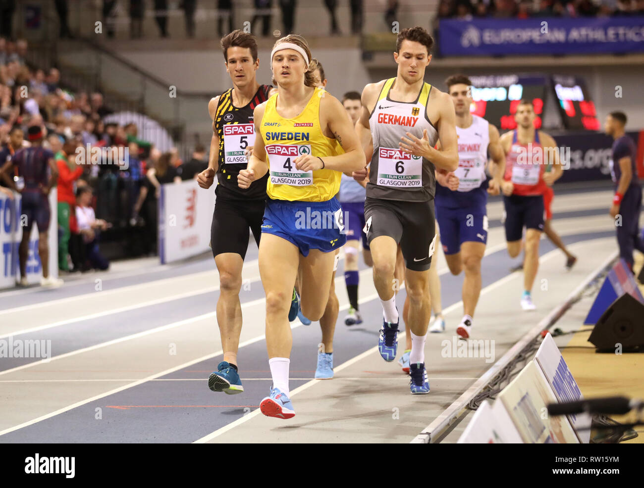 Svedese Fredrik Samuelsson (centro) conduce la gara durante la mens eptathlon 1000m gara durante i tre giorni del Europei Indoor di Atletica a Emirates Arena, Glasgow. Foto Stock