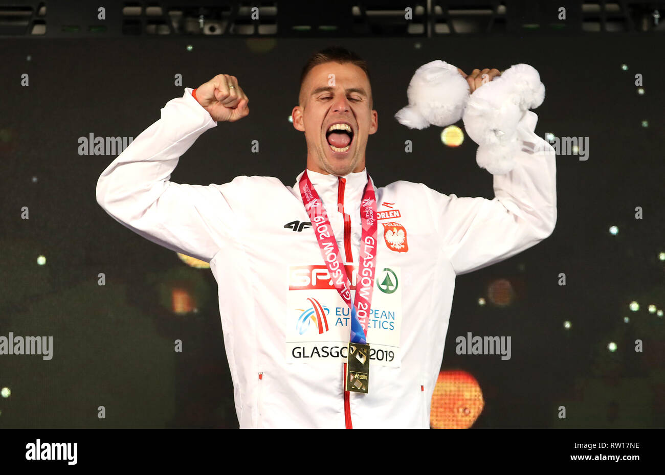 Della Polonia Marcin Lewandowski (centro) celebra la sua medaglia d'oro al Uomini 1500m Final durante il giorno tre Europei Indoor di Atletica a Emirates Arena, Glasgow. Foto Stock