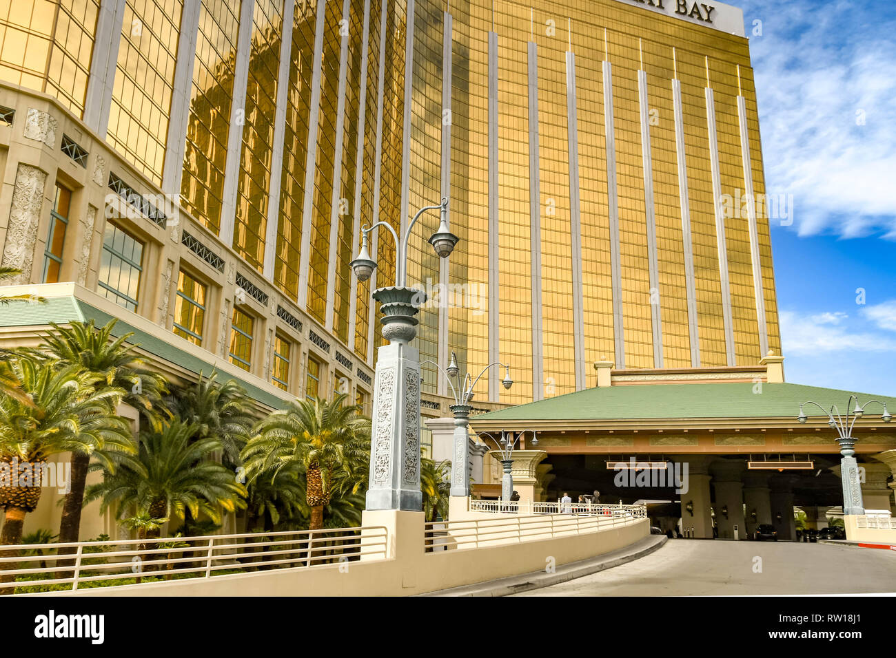 LAS VEGAS, NV, Stati Uniti d'America - Febbraio 2019: un ampio angolo di visione dell'ingresso al Mandalay Bay Hotel e Resort di Las Vegas Boulevard. Foto Stock