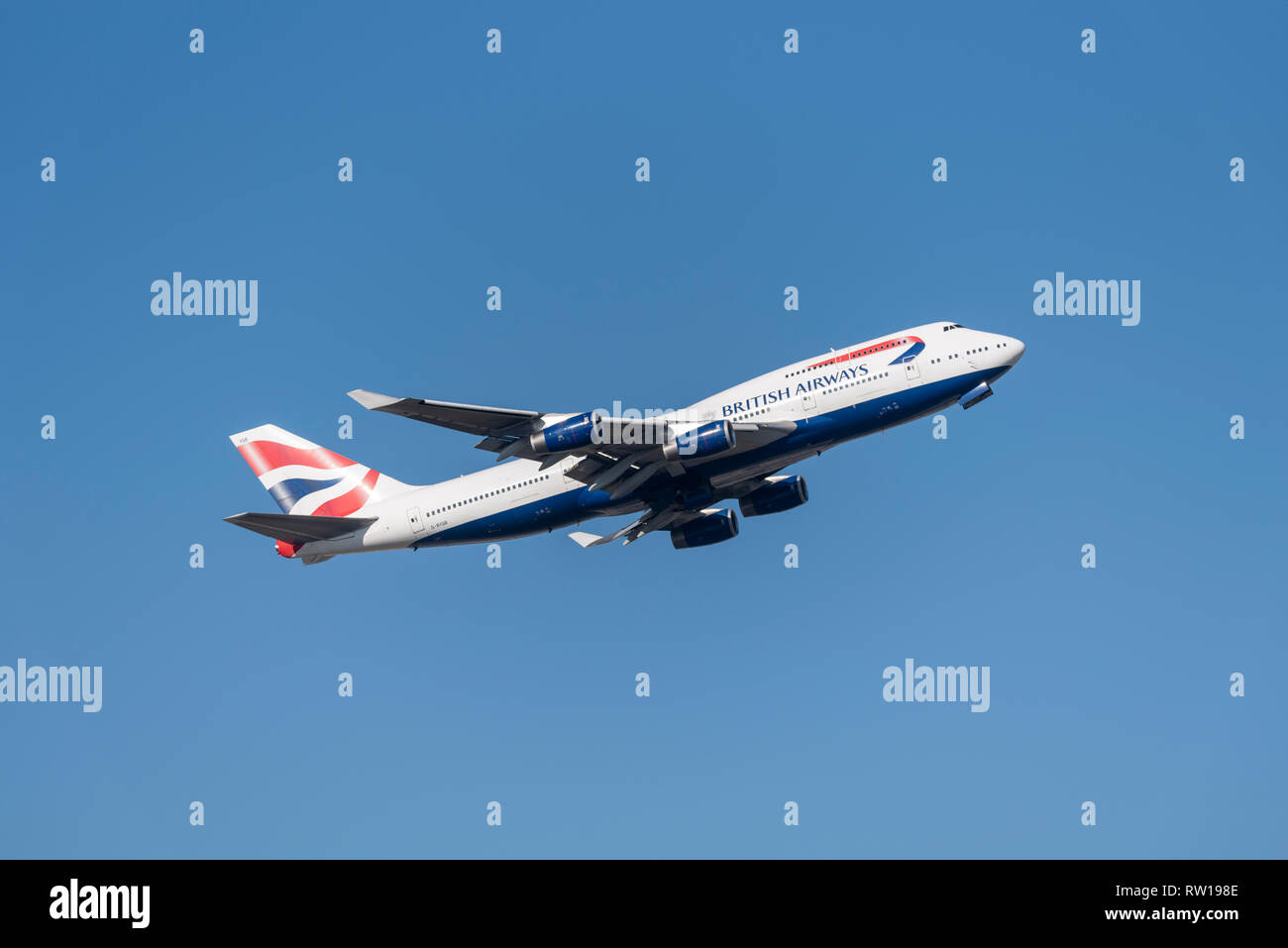 British Airways Boeing 747 Jumbo Jet aereo di linea G-BYGB decolla dall'aeroporto di Londra Heathrow, Regno Unito, in cielo blu Foto Stock