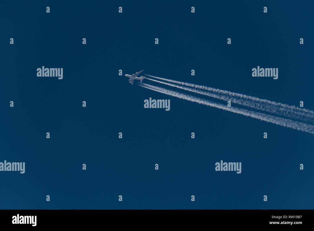 Airbus A380, doppio ponte, wide-body, quattro-motore aereo jet battenti in altitudine con contrail dai quattro motori, aereo Air France Foto Stock